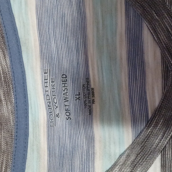 Roundtree & Yorke soft washed v neck tee - Picture 2 of 5